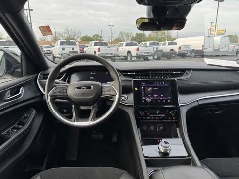 Used 2025 Jeep Grand Cherokee Altitude image 20