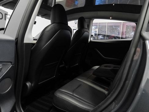 Used 2022 Tesla Model Y Long Range image 40