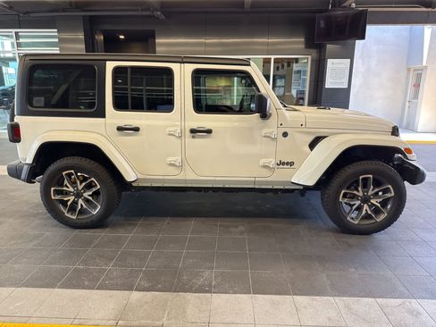 Used 2024 Jeep Wrangler Unlimited AWD/4WD image 11