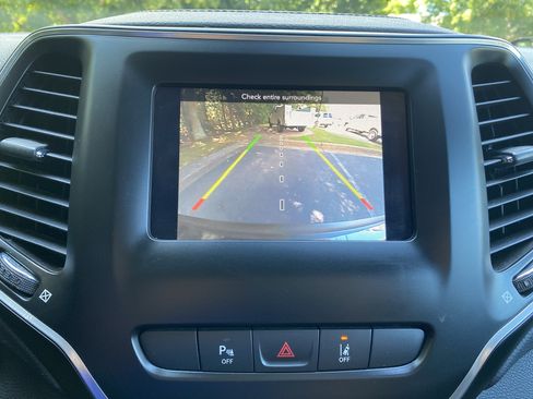Used 2021 Jeep Cherokee Latitude Plus w/ Sun & Sound Group FWD image 28