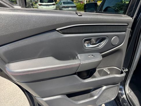 Certified 2025 Honda Pilot Black Edition image 18
