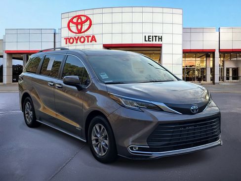 Used 2021 Toyota Sienna XLE image 3