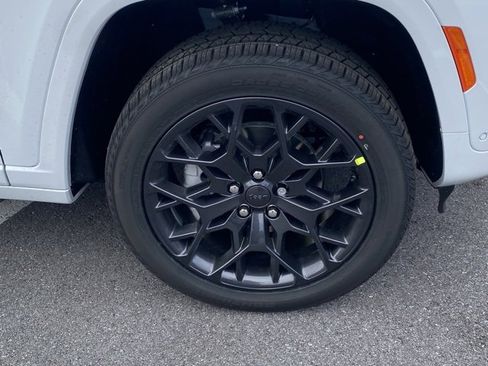 New 2025 Jeep Grand Cherokee Summit image 11