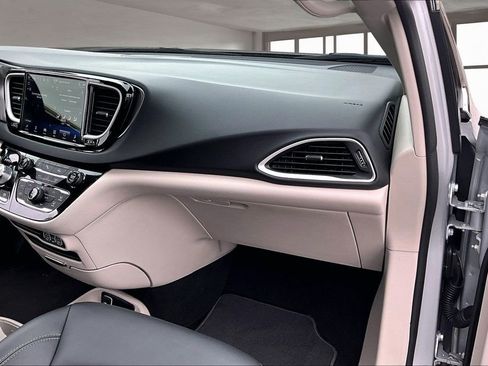 Used 2024 Chrysler Pacifica Touring-L image 27