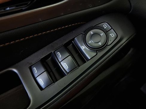 Used 2021 Chevrolet Traverse LT FWD image 25