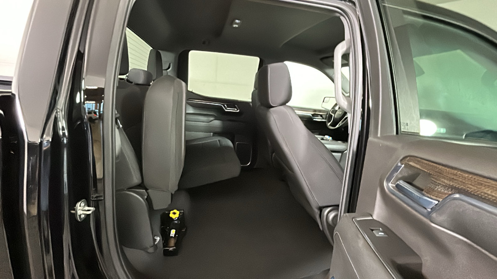 Used 2023 Chevrolet Silverado 1500 LT AWD/4WD image 35