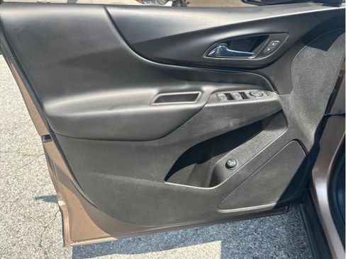 Used 2019 Chevrolet Equinox LT w/ Driver Convenience Package FWD image 11
