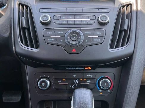 Used 2018 Ford Focus SE FWD image 25
