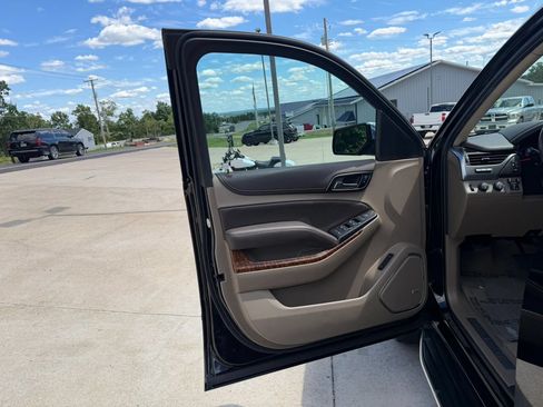 Used 2020 Chevrolet Suburban Premier AWD/4WD image 13