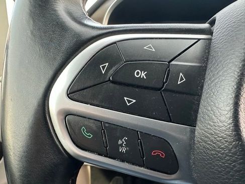 Used 2017 Chrysler Pacifica Touring-L image 31