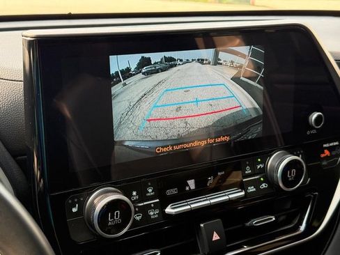 Used 2025 Toyota Highlander XLE AWD/4WD image 25