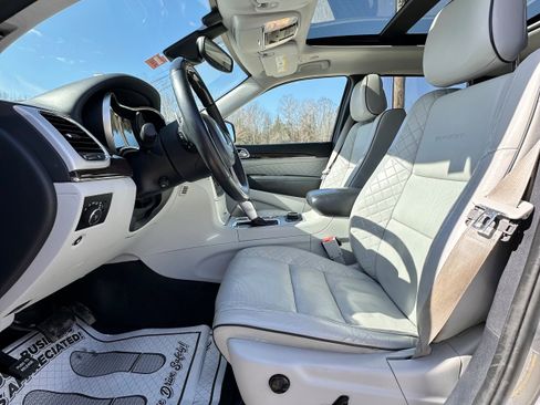 Used 2018 Jeep Grand Cherokee Summit AWD/4WD image 9