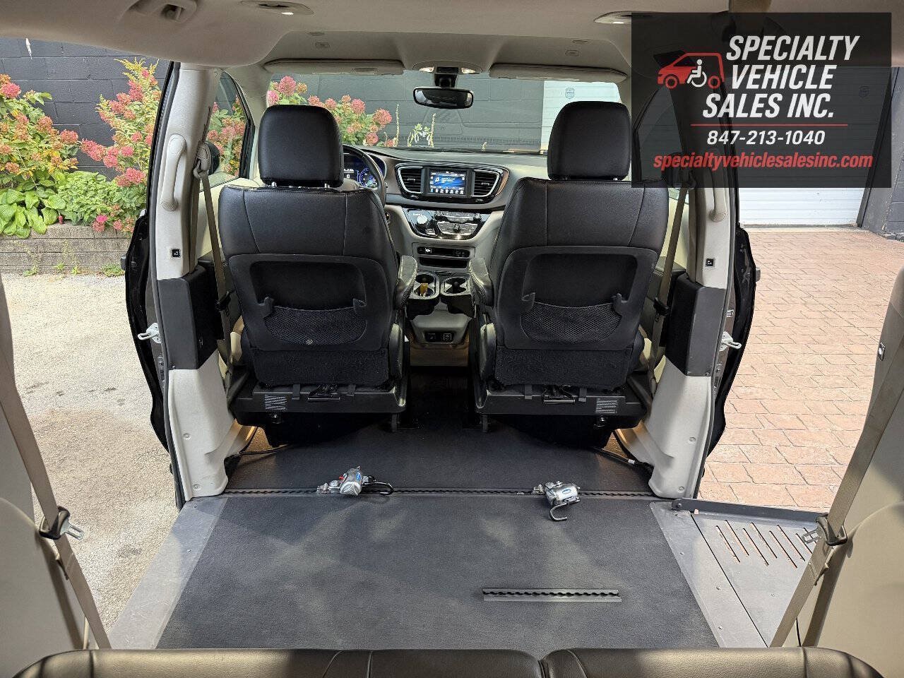 Used 2018 Chrysler Pacifica Touring-L FWD image 21
