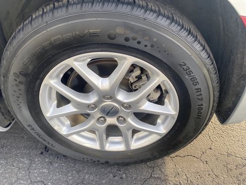 Used 2024 Chrysler Pacifica Touring-L image 31