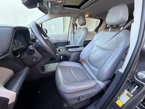 Certified 2021 Toyota Sienna Limited FWD image 13
