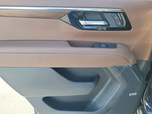 Used 2025 Chevrolet Tahoe High Country RWD image 11