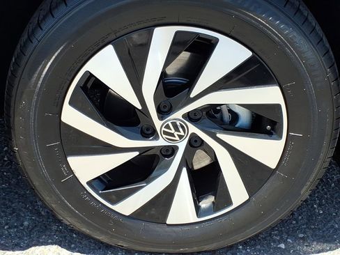 Certified 2025 Volkswagen Tiguan S FWD image 9