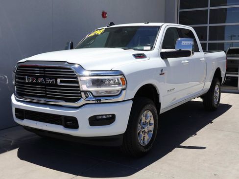Used 2024 RAM 2500 Laramie AWD/4WD image 1