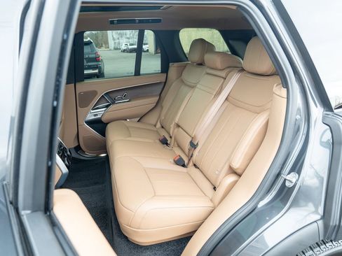 Used 2025 Land Rover Range Rover SE image 36