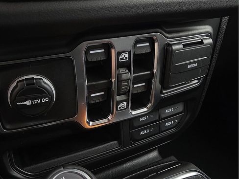 New 2025 Jeep Gladiator High Tide image 14