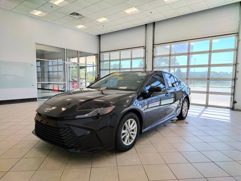 Used 2025 Toyota Camry LE FWD image 7