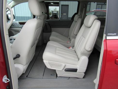 Used 2010 Chrysler Town & Country Touring FWD image 18