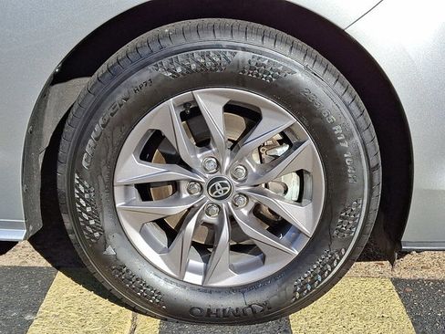 Used 2024 Toyota Sienna XLE image 7