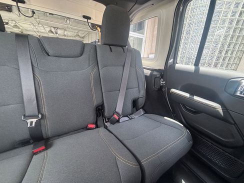 Used 2025 Jeep Wrangler Unlimited Sahara AWD/4WD image 37