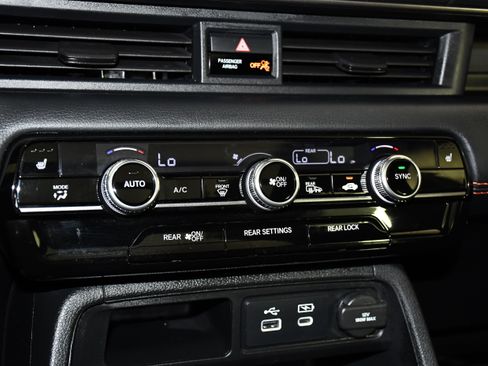 Used 2025 Honda Pilot TrailSport image 30