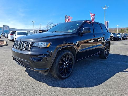 Certified 2018 Jeep Grand Cherokee Altitude image 3