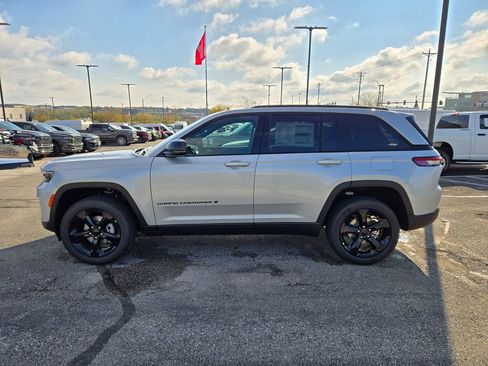 New 2025 Jeep Grand Cherokee Altitude image 7