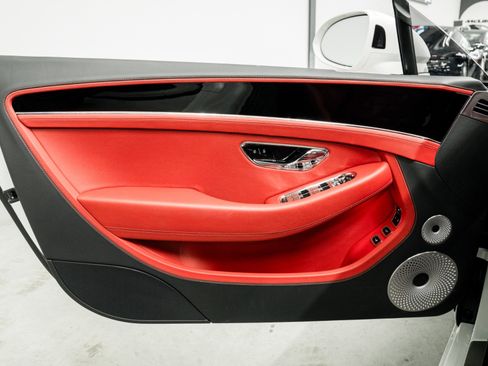 Used 2025 Bentley Continental GT image 32