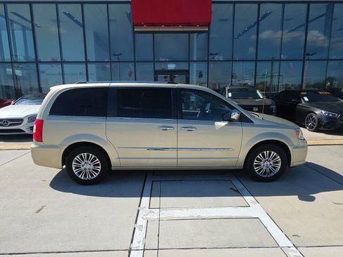 Used 2011 Chrysler Town & Country Limited image 4