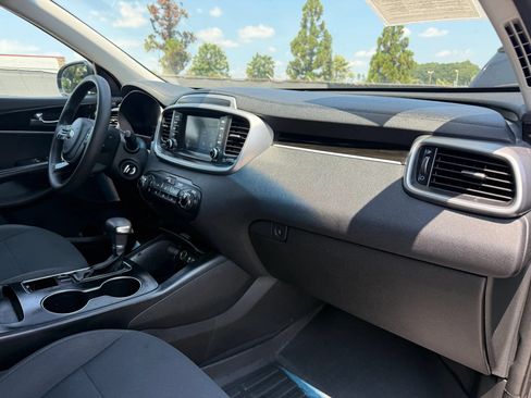 Used 2019 Kia Sorento FWD image 19