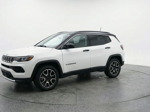 Used 2025 Jeep Compass Trailhawk image 3