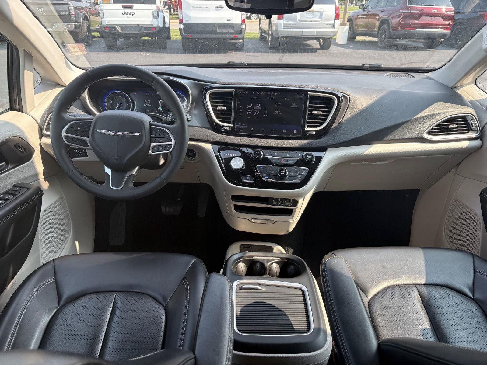 Used 2023 Chrysler Pacifica Touring-L FWD image 13