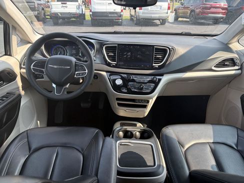 Used 2023 Chrysler Pacifica Touring-L FWD image 13