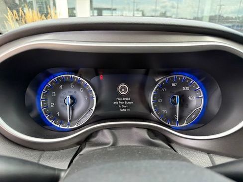 Used 2024 Chrysler Pacifica Touring-L FWD image 14