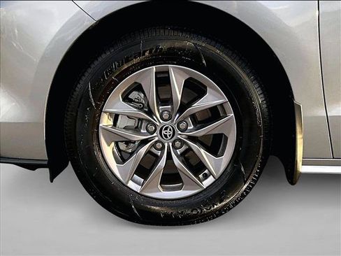 Used 2025 Toyota Sienna XLE FWD image 10