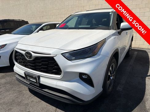 Used 2024 Toyota Highlander XLE FWD image 2