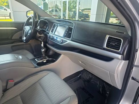 Used 2016 Toyota Highlander Plus AWD/4WD image 9