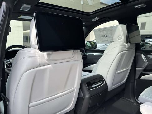 New 2026 Cadillac Escalade ESV V AWD/4WD image 13
