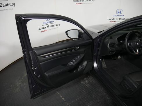 Used 2018 Honda Accord Sport image 10