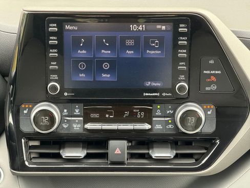 Used 2021 Toyota Highlander XLE AWD/4WD image 13