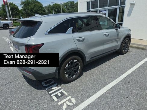 Used 2024 Kia Sorento S w/ Panoramic Sunroof Package FWD image 4