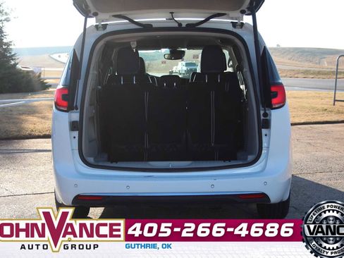 Used 2024 Chrysler Pacifica Touring-L image 8