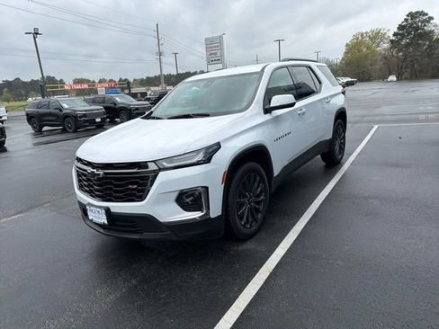 Used 2023 Chevrolet Traverse RS image 3
