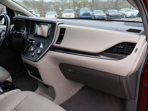 Used 2015 Toyota Sienna XLE Premium image 9