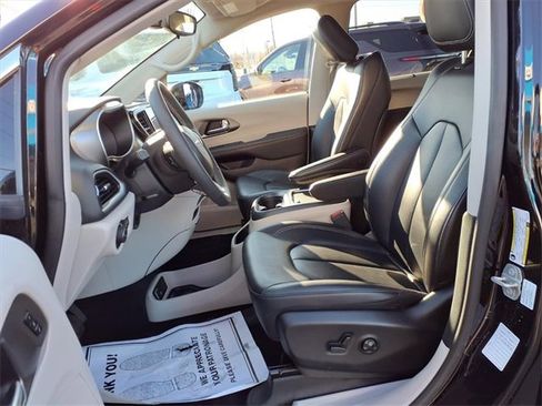 Used 2024 Chrysler Pacifica Touring-L image 14