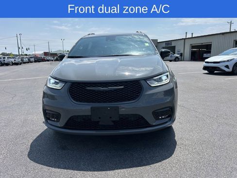 Used 2025 Chrysler Pacifica Limited w/ Uconnect Theater Family Group FWD image 7